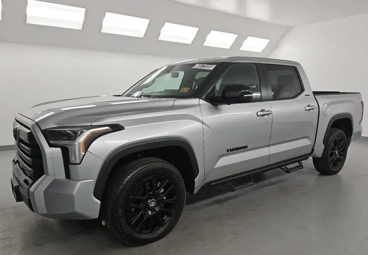 Srebrna Toyota Tundra z czarnymi felgami, gotowa na każdą wyprawę, nawet w trudny teren.