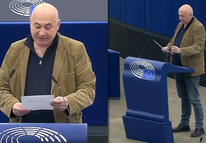 Polscy europosłowie lista: mężczyzna w brązowej marynarce przemawia w Parlamencie Europejskim, trzymając dokument.