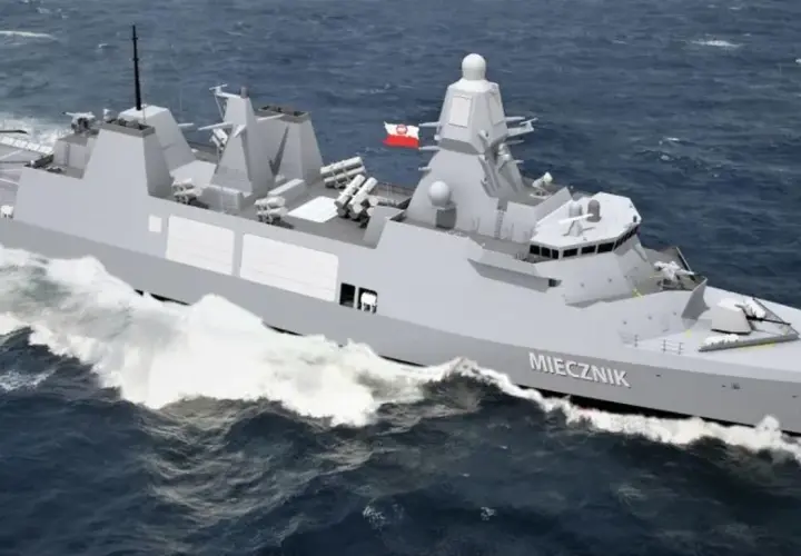 Nowoczesna fregata ORP Miecznik, część polskiej marynarki wojennej, z helikopterem na pokładzie, pruje fale.