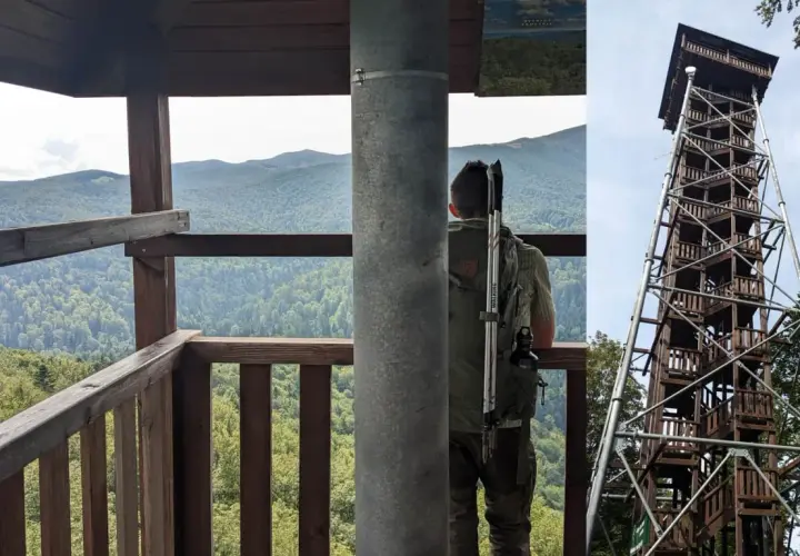 Widok z wieży widokowej na Bieszczady. Turysta z plecakiem i kijkami obserwuje krajobraz.