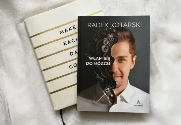 Okładka książki "Włam się do mózgu" Radka Kotarskiego, obok notatnika. Czy warto wprowadzać wątek romantyczny do twardego science-fiction?