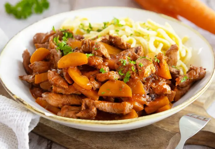 Herzhaftes Putengulasch mit Spätzle, ein köstliches Rezept für ein deftiges Essen.
