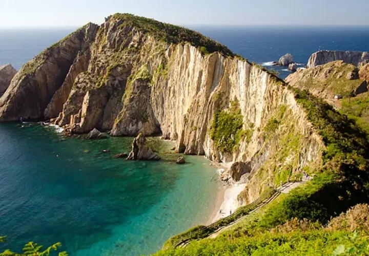 Acantilados imponentes y aguas cristalinas en la playa del silencio Asturias. Un paraíso natural para desconectar.