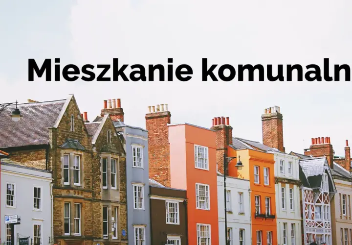 Kolorowe kamienice z ceglanymi kominami i białymi oknami.