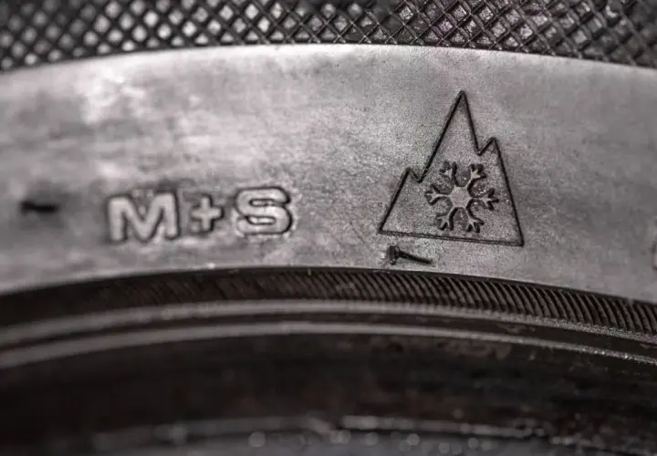Neumáticos M+S: ¡listos para barro y nieve! Símbolo de copo de nieve en montaña indica su capacidad invernal.