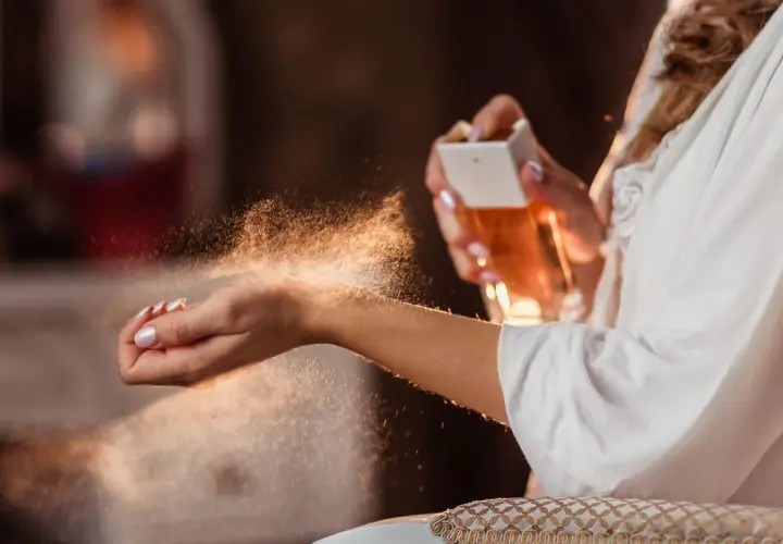 Delikatna mgiełka perfum osiada na skórze. Uważaj na uczulenie na perfumy, wybieraj świadomie.