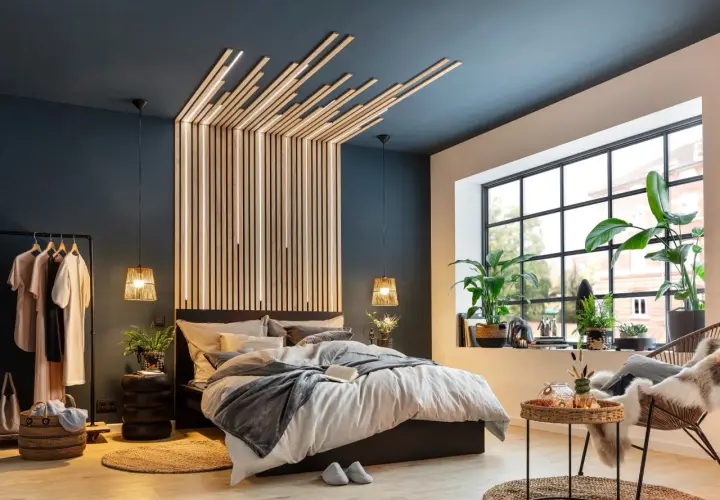 Moderne Ideen Wand hinterm Bett gestalten: Holzlamellen mit integrierter Beleuchtung schaffen ein warmes Ambiente.