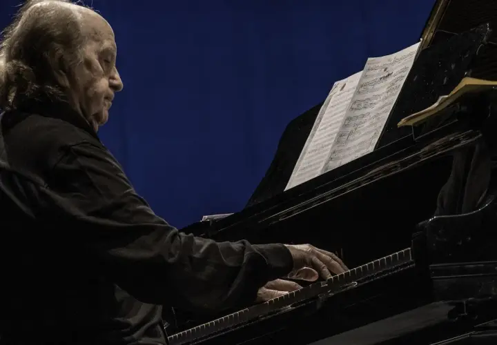 Un anziano pianista, con i capelli lunghi e grigi, suona un pianoforte a coda. Le sue mani esperte danzano sui tasti, seguendo uno spartito. Le recensioni per il pianista sono unanimi: un vero maestro.