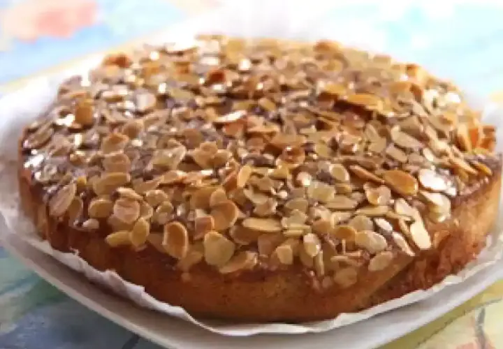 Un délicieux gâteau aux amandes, croustillant et doré, prêt à être dégusté.