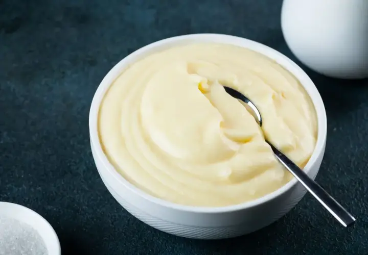 Crema soffice e vellutata in una ciotola, perfetta per capire quale ricotta per dolci usare.