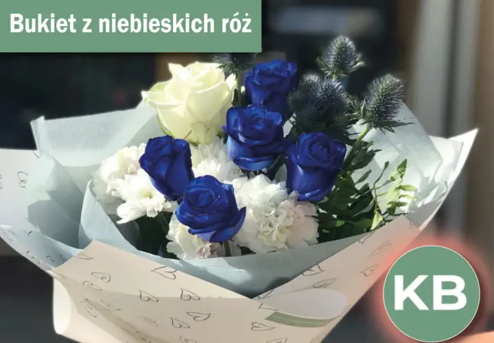 Bukiet niebieskich róż i białych kwiatów. To piękny gest, gdy facet daje kwiaty, wyrażając uczucia.