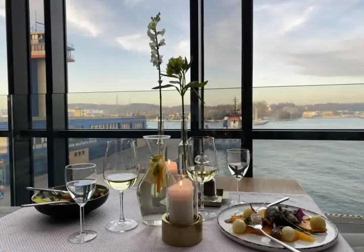 Elegancka kolacja z widokiem na morze i port. Idealne miejsce dla szukających najlepszych restauracji w Gdyni.