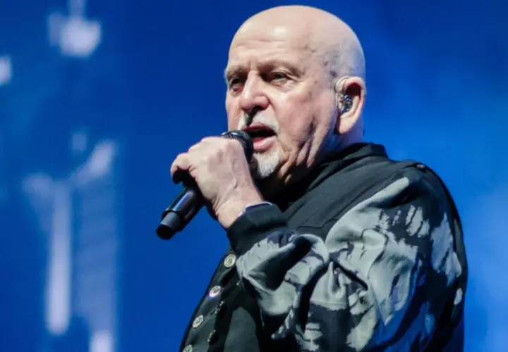 Peter Gabriel śpiewa, przypominając niezapomniane **peter gabriel utwory**.