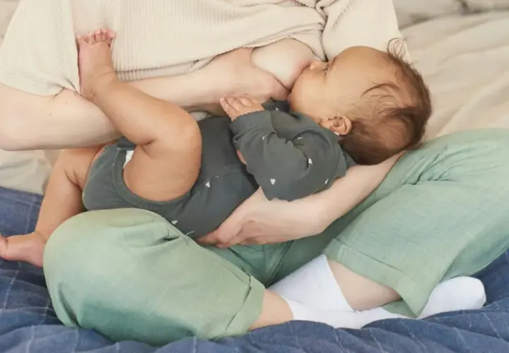 Une mère allaite son bébé. Le traitement de la mastite peut être nécessaire pour le confort de la mère.
