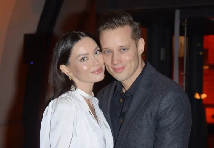 Michał Mikołajczak z żoną, uśmiechnięci, blisko siebie.