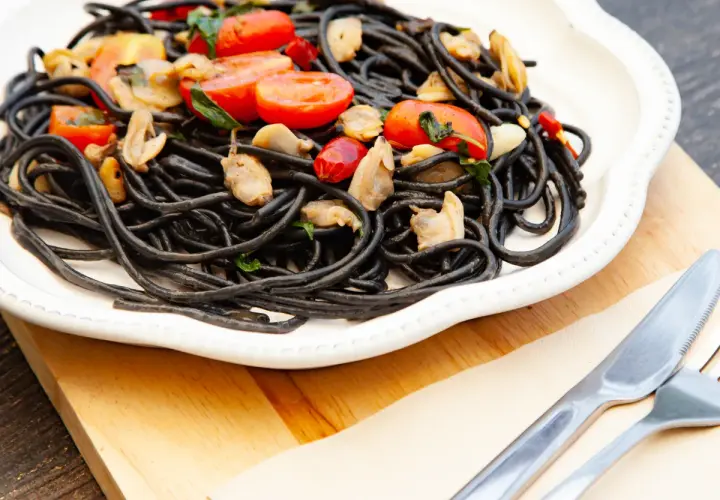 Czarne spaghetti: tajemnice, przepisy i smakowite połączenia z owocami morza