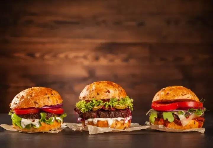 Ile kalorii ma burger wołowy? Zaskakujące różnice w kaloryczności