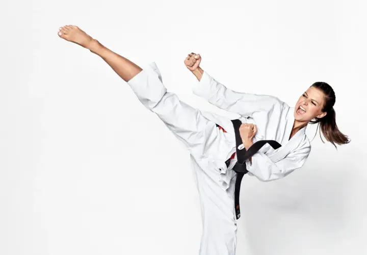 Anna Lewandowska w akcji, pokazująca swoje sportowe osiągnięcia w karate.