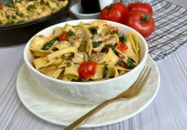 Pyszny przepis na penne z kurczakiem, który zaskoczy Twoich gości