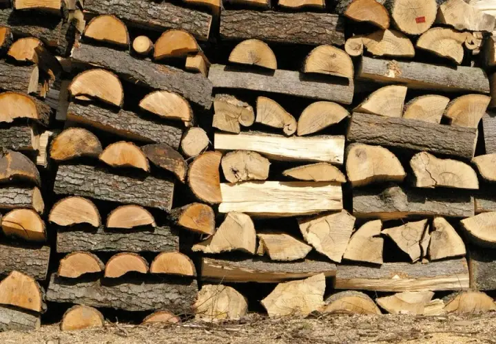 Jaka wilgotność drewna do kominka zapewnia efektywne i bezpieczne spalanie?