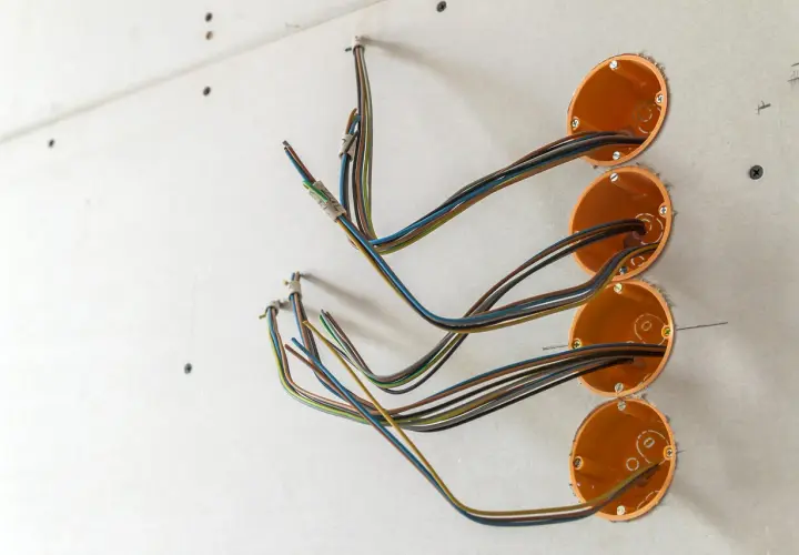 Instalacja elektryczna: prowadzenie kabli po ścianie do puszek instalacyjnych.