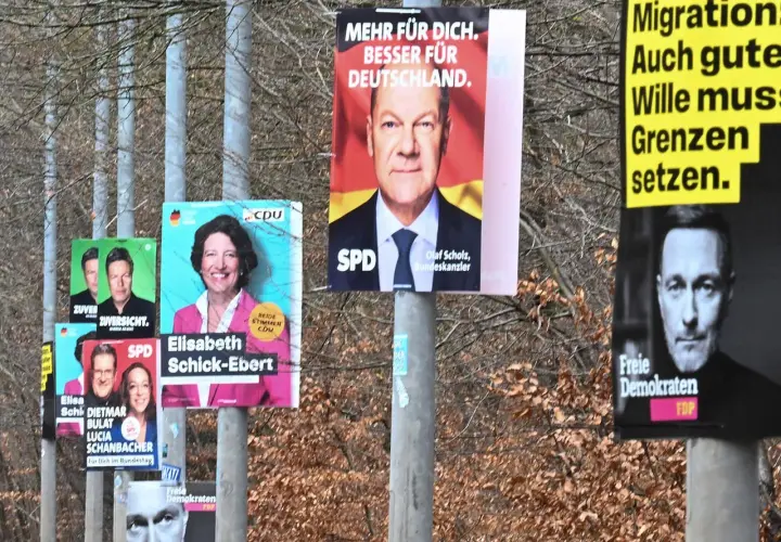 Wahlplakate mit Olaf Scholz, dem Bundeskanzler der Bundesrepublik Deutschland, und anderen Politikern.