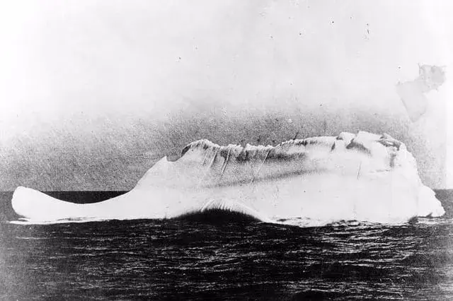 Ekspert ostrzega: Titanic uderzył w górę lodową i zatonie – największy krach od 1929 roku