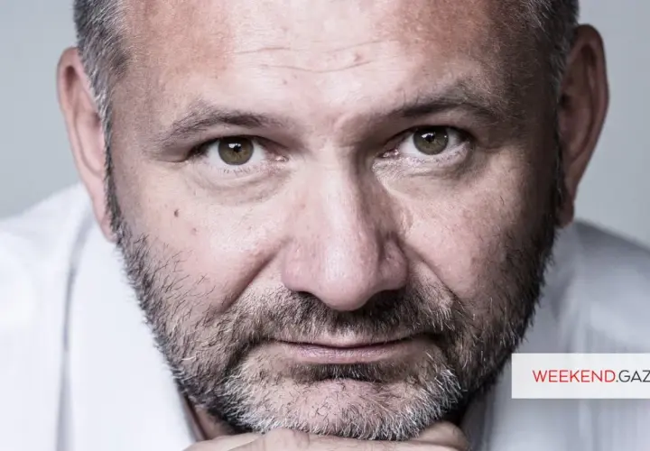Zbliżenie na twarz Waldemara Żurka, z siwiejącą brodą i zmarszczkami. Może opowiadać o swoich doświadczeniach swojej żonie.