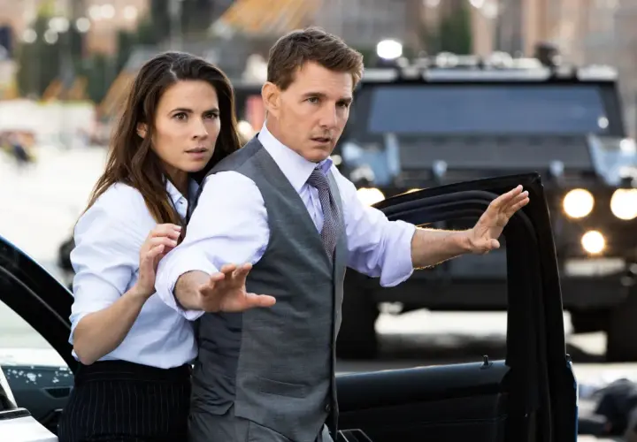 Ethan Hunt och Ilsa Faust i en dramatisk scen från mission: impossible-serien-filmer. De ser ut att vara mitt i en farlig situation.