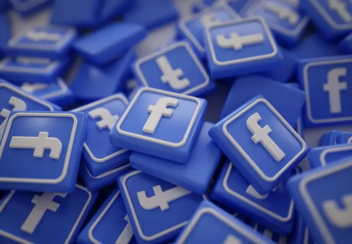 Stos ikon Facebooka. Zastanawiasz się, kiedy wrzucać posty na FB, by dotrzeć do jak największej liczby odbiorców?