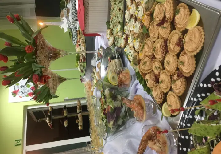 Elegancki catering świąteczny Piaseczno: tartinki z pastą, krewetki, sałatki i dekoracje z tulipanów.
