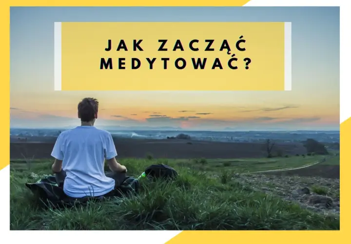 Młody mężczyzna siedzi na wzgórzu w pozycji medytacyjnej, patrząc na zachód słońca. Tekst na obrazie pyta: "Jak zacząć medytować?".