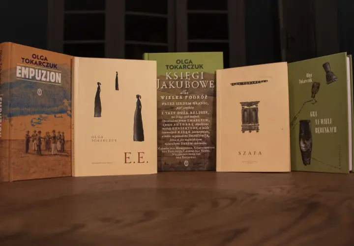 Książki Olgi Tokarczuk ułożone chronologicznie: "Empuzjon", "E.E.", "Księgi Jakubowe", "Szafa", "Gra na wielu bębenkach".