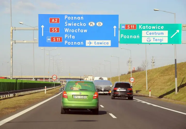Znaki drogowe wskazują, że autostrada A2 jest płatna. Kierowcy jadący w stronę Poznania, Świecka, Wrocławia, Piły i Ławicy powinni być przygotowani na opłaty.