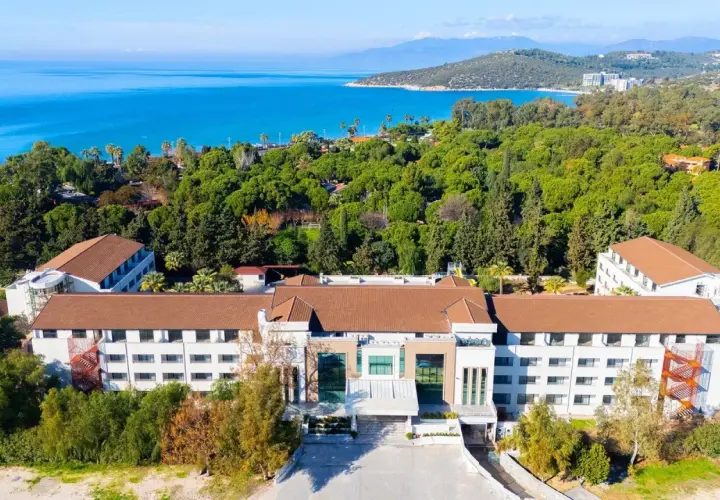 Maj w Kusadasi: hotel otoczony zielenią, z widokiem na błękitne morze. Idealna pogoda na wypoczynek.