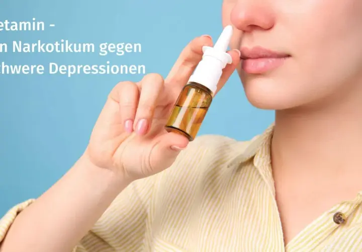 Eine Frau hält ein Nasenspray mit der Aufschrift "Ketamin - ein Narkotikum gegen schwere Depressionen".