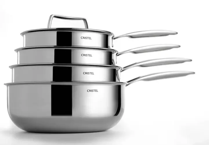 Une pile de casseroles en inox Cristel, parfaites pour le lave-vaisselle, prêtes à cuisiner.