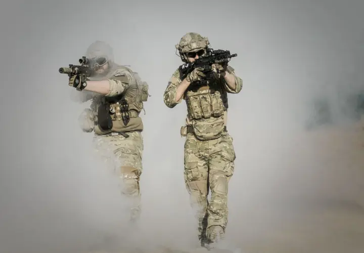 Dwóch żołnierzy w kamuflażu, z karabinami, w dymie. To może być ASG, co to za zabawa?