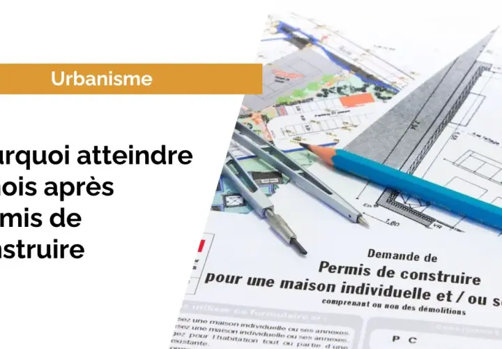Plans d'urbanisme, crayon et règle sur un permis de construire. L'intérêt à agir pour un permis de construire est crucial.