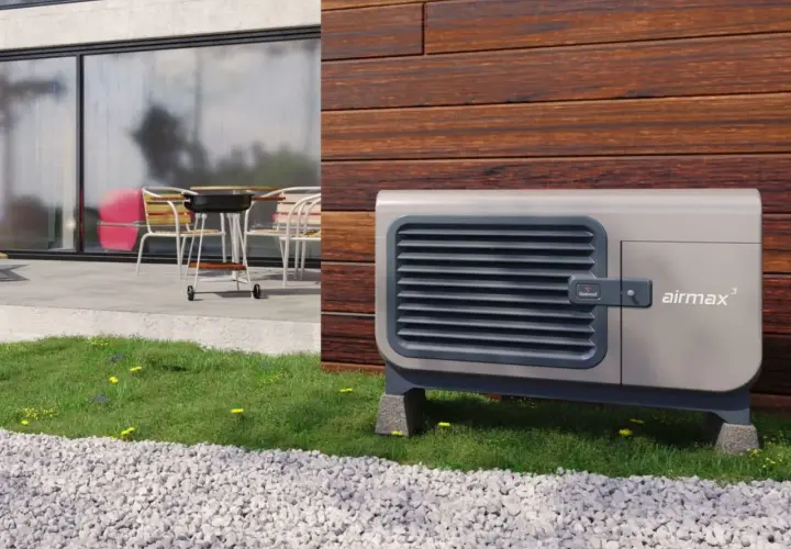Nowoczesna pompa ciepła airmax³ gotowa do podłączenia do istniejącej instalacji. Obok grill i meble ogrodowe.