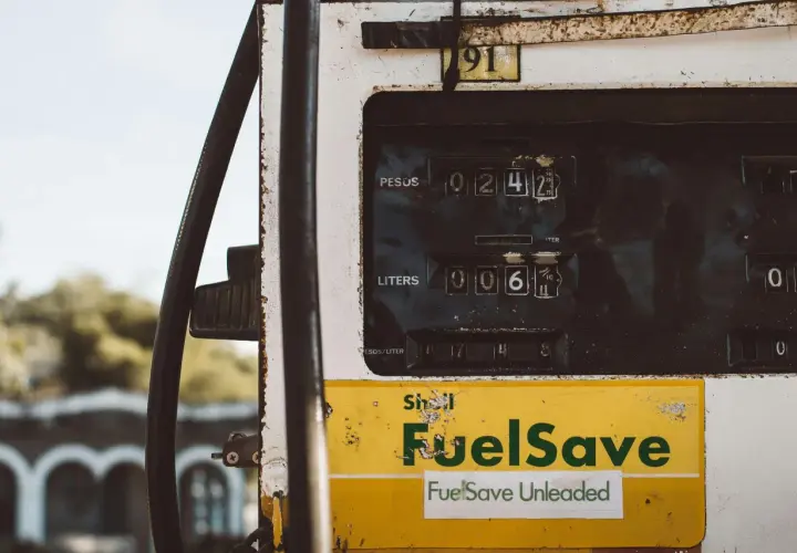 Stara pompa paliwowa Shell z napisem "FuelSave". Dowiedz się, jak zneutralizować zapach benzyny po tankowaniu.