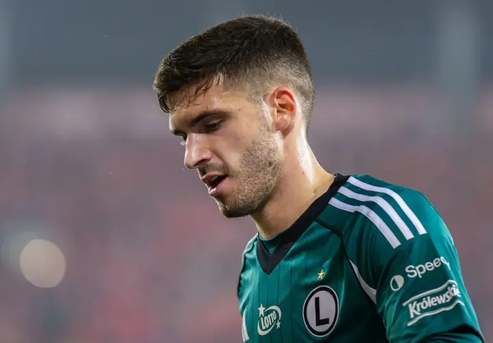Piłkarz Legii Warszawa w zielonej koszulce z logo "L" i gwiazdką. Ile Legia ma mistrzostw Polski? 14!