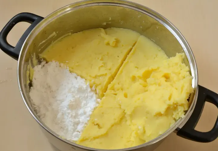 Garnek z puree ziemniaczanym i mąką ziemniaczaną.