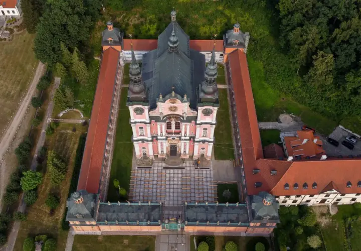 Święta Lipka: barokowy klasztor z imponującą bazyliką i dziedzińcem. Atrakcje tego miejsca przyciągają pielgrzymów i turystów.