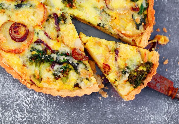 Fit tarta wytrawna na 5 sposobów: przepis na zdrową przekąskę do 300 kcal