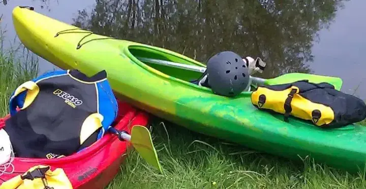 Co spakować na kajak? Niezbędnik na bezpieczną przygodę!