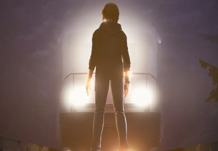 Chloe z "Life is Strange: Before the Storm spolszczenie" stoi przed oślepiającym światłem.