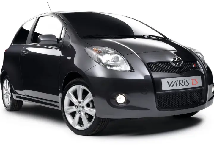 Ciemnoszary Toyota Yaris TS, model 2. generacji, z błyszczącym lakierem i sportowym grillem.
