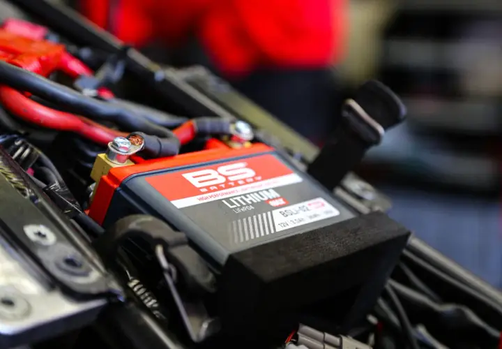 La batería de litio BS Battery LiFePO4, modelo BSLi-02, de 12V y 3.0Ah, es la que lleva mi moto.
