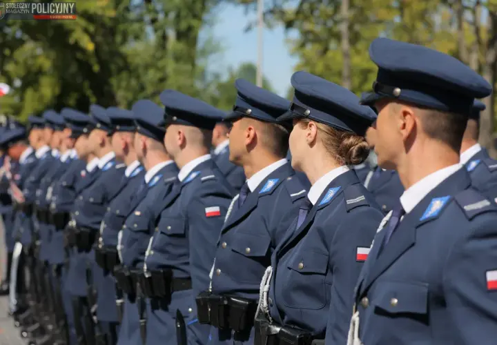 Policjanci w mundurach stoją w szeregu. Marzysz, jak zostać detektywem w policji? To wymaga determinacji i szkolenia.